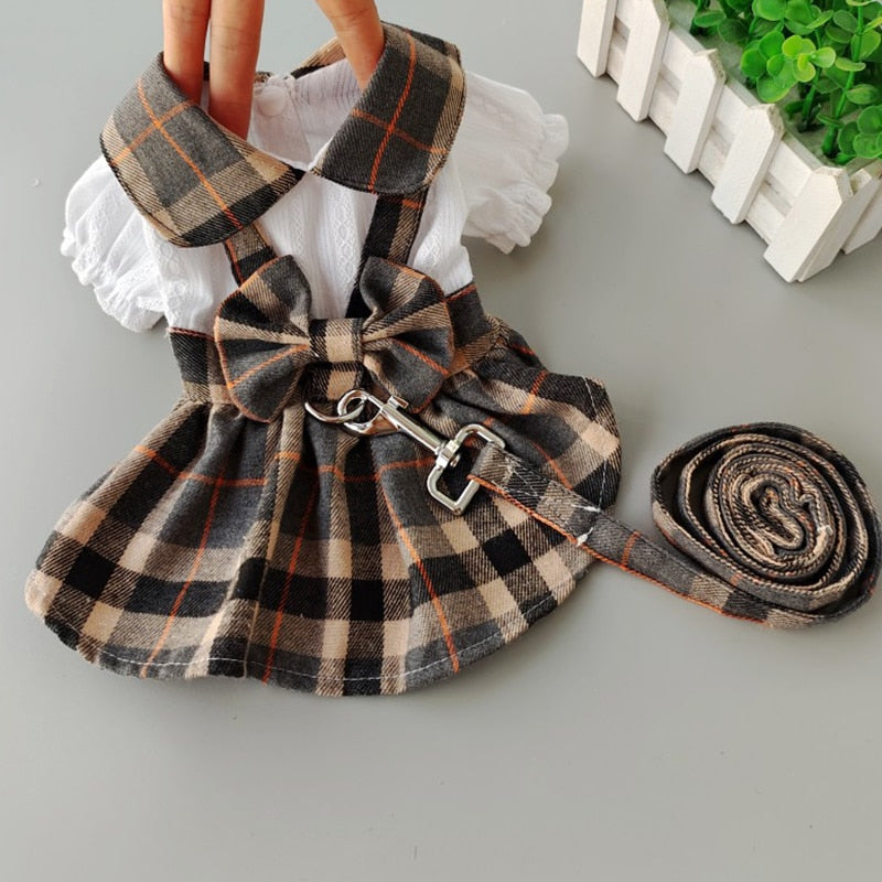 Latzhosenkleid mit Schleife und Leine
