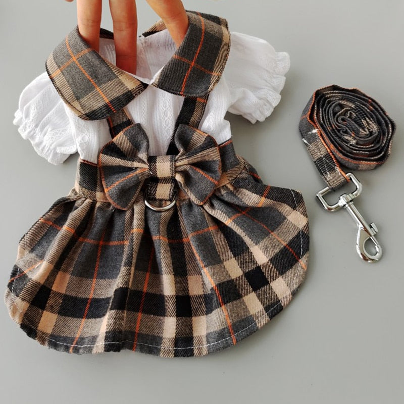Latzhosenkleid mit Schleife und Leine