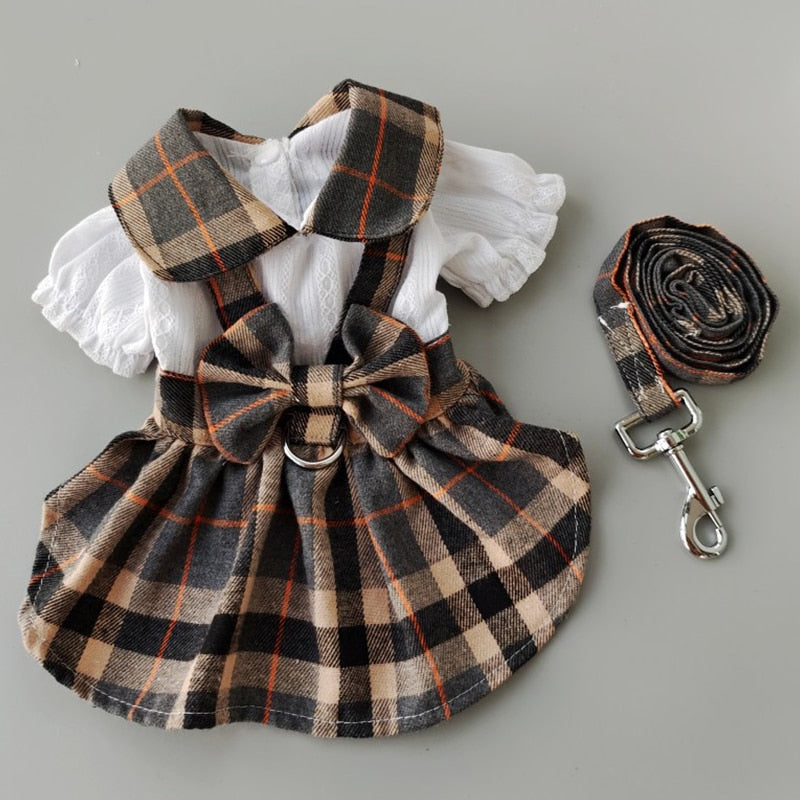 Latzhosenkleid mit Schleife und Leine