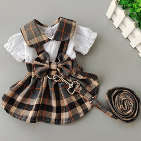 Latzhosenkleid mit Schleife und Leine