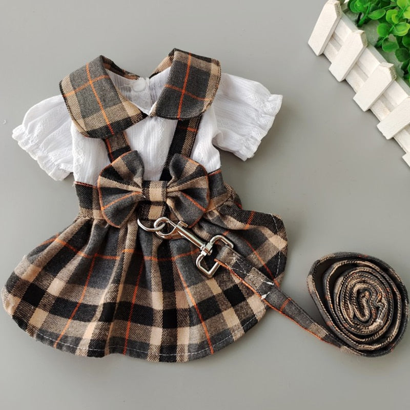Latzhosenkleid mit Schleife und Leine